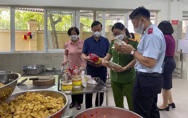 Kiểm tra vệ sinh an toàn thực phẩm tại một trường học trên địa bàn TP Hà Nội
