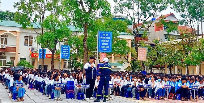 Tuyên truyền viên đặt ra các câu hỏi và bài test thử thách để học sinh đưa ra câu trả lời