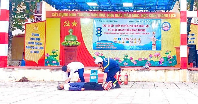 Các em học sinh được tuyên truyền viên hướng dẫn kỹ năng cứu người bị nạn, sơ cấp cứu ban đầu.