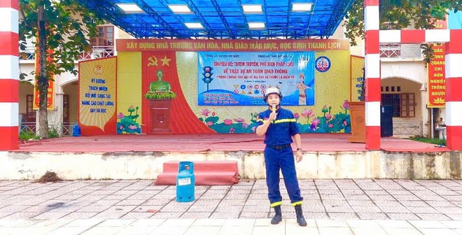 Báo cáo viên truyền tải các thông tin liên quan đến tình hình cháy, nổ, nguyên nhân và cách khắc phục đến cán bộ giáo viên, học sinh