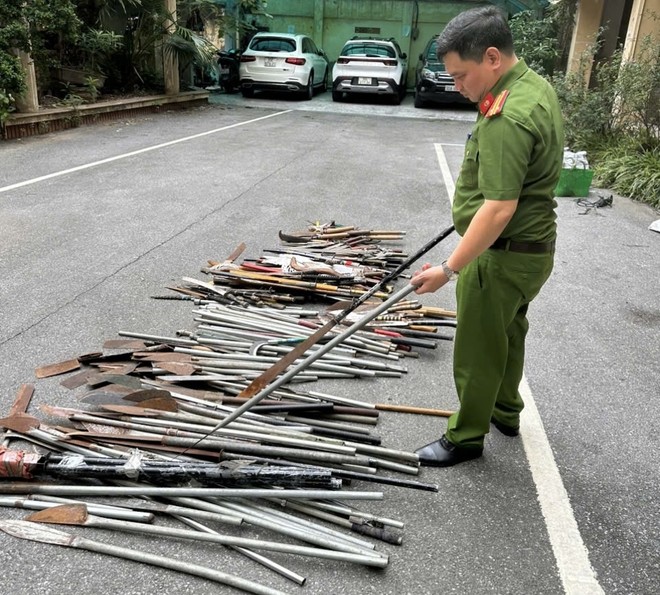 Thu hồi nhiều vũ khí, vật liệu nổ và công cụ hỗ trợ Thu hồi nhiều vũ khí, vật liệu nổ và công cụ hỗ trợ