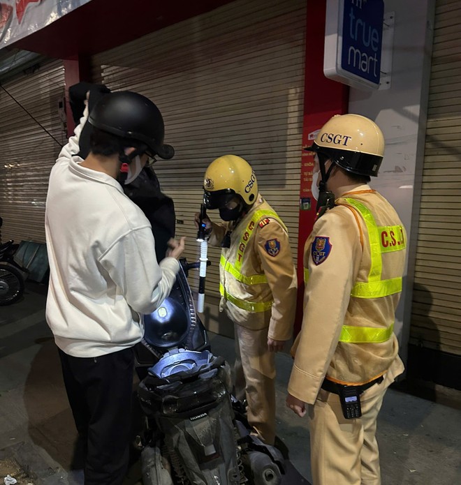 Các trường hợp thanh thiếu niên điều khiển phương tiện tốc độ cao, vượt ẩu, điều khiển xe không biển kiểm soát đều bị kiểm tra