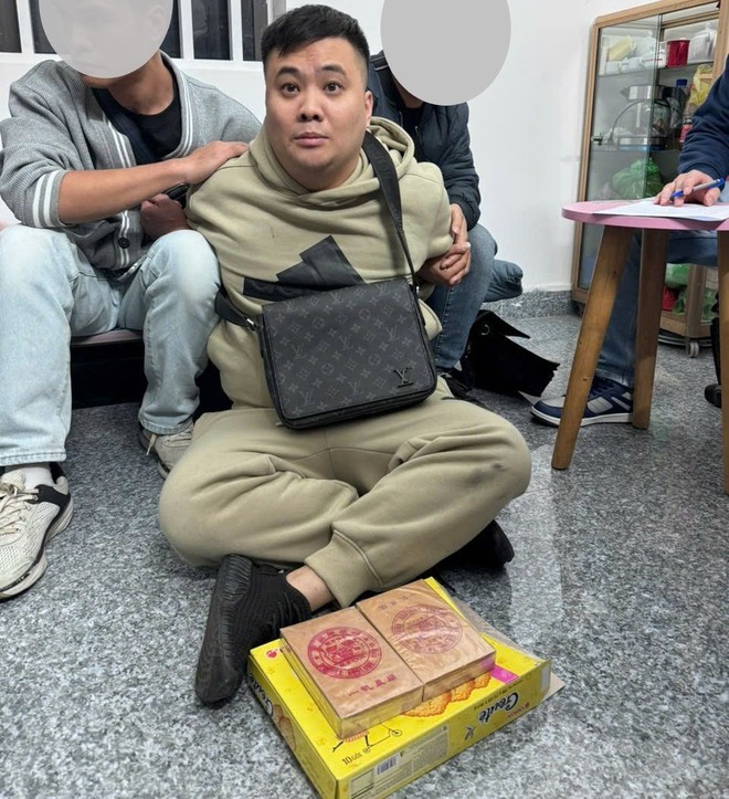 Đối tượng cùng 2 bánh heroin bị bắt giữ