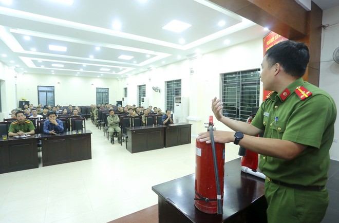 Những kỹ năng sử dụng bình chữa cháy, cách bảo quản, bảo dưỡng các trang thiết bị, phương tiện PCCC cũng được phổ biến