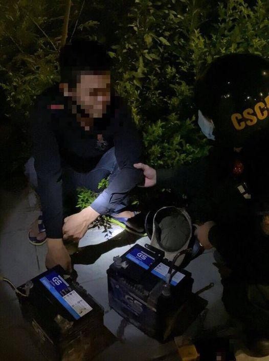 Các đối tượng khai nhận vừa trộm cắp 2 bình ắc quy trong khu công nghiệp Xuân Phương Các đối tượng khai nhận vừa trộm cắp 2 bình ắc quy trong khu công nghiệp Xuân Phương
