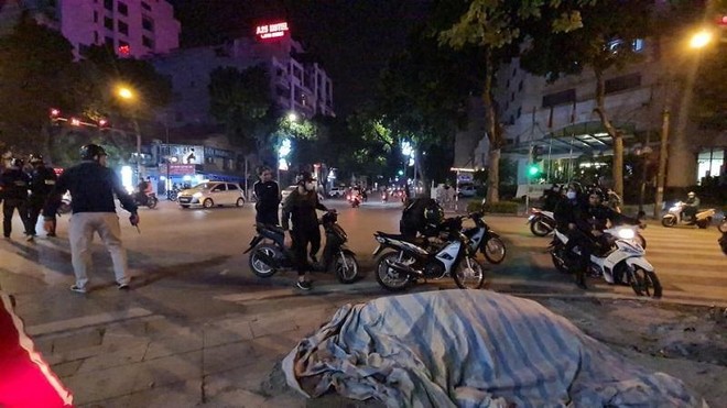 Nhóm 'quái xế' gây náo loạn phố cổ trong đêm bị cảnh sát cơ động chặn bắt Nhóm 'quái xế' gây náo loạn phố cổ trong đêm bị cảnh sát cơ động chặn bắt