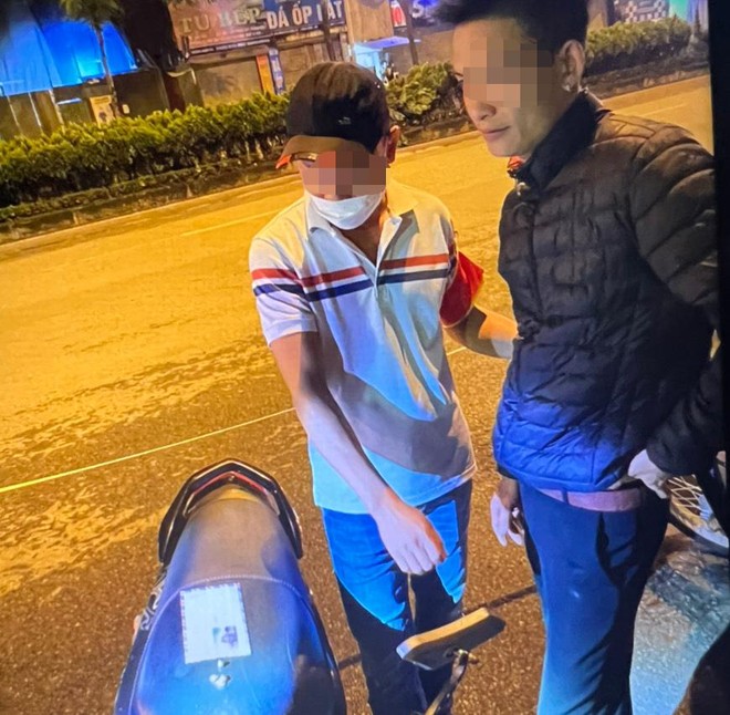 Đối tượng Cà Văn T (áo đen)