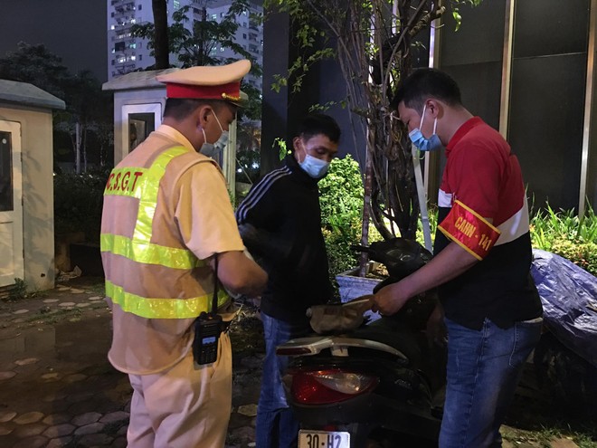 Tổ công tác 141 kiểm tra người và phương tiện các đối tượng nghi vấn.