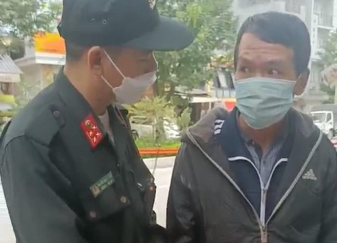 Đối tượng N.H.T bị tổ công tác Y1/141 phát hiện tàng trữ trái phép chất nghi ma túy (ảnh cắt từ clip).