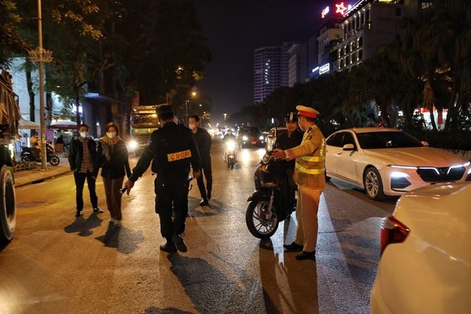 Tổ công tác dừng xe kiểm tra các trường hợp nghi vấn
