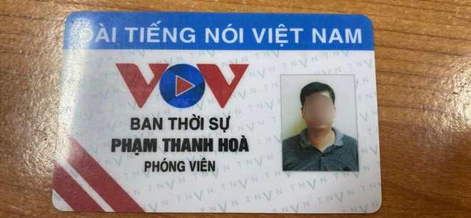 Lái xe xuất trình thẻ nhà báo VOV giao thông nghi được làm giả