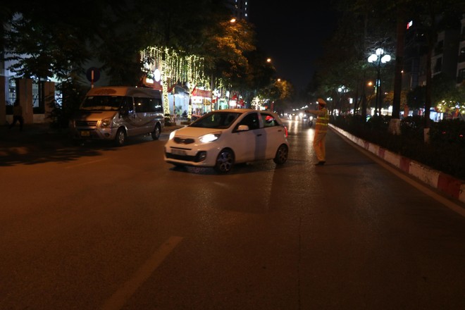 Cảnh sát 141 trắng đêm kiểm soát lái xe vi phạm nồng độ cồn.
