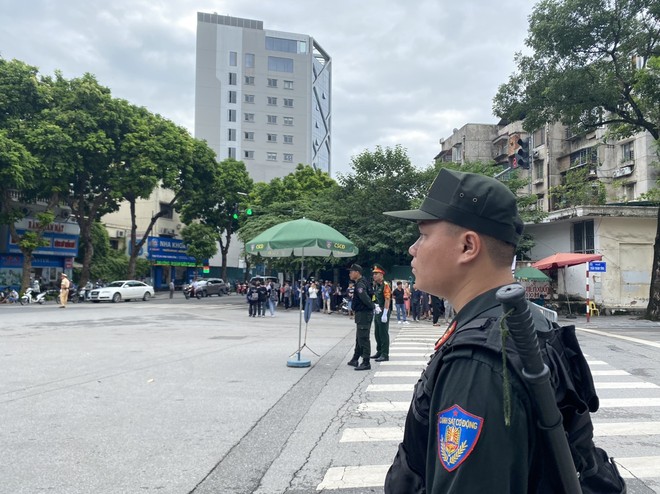 Lực lượng cảnh sát cơ động ứng trực tại nút giao Trần Hưng Đạo - Trần Thánh Tông Lực lượng cảnh sát cơ động ứng trực tại nút giao Trần Hưng Đạo - Trần Thánh Tông