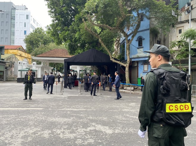 Lực lượng cảnh sát cơ động ứng trực tại trước cửa Nhà tang lễ Quốc gia số 5 Trần Thánh Tông sáng 25/7. Lực lượng cảnh sát cơ động ứng trực tại trước cửa Nhà tang lễ Quốc gia số 5 Trần Thánh Tông sáng 25/7.