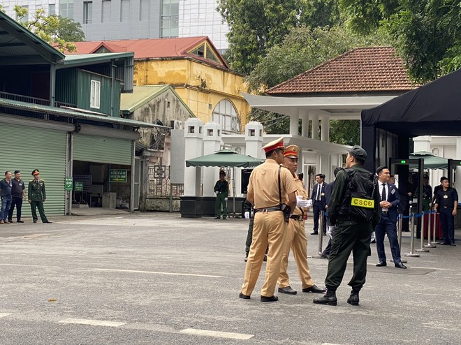 Lực lượng cảnh sát cơ động phối hợp cùng các lực lượng Công an thành phố đảm bảo tuyệt đối an ninh chính trị, trật tự an toàn xã hội, trật tự an toàn giao thông tại các nơi diễn ra các hoạt động tang lễ đồng chí Tổng Bí thư Nguyễn Phú Trọng và trên tuyến đường đưa tang đảm bảo an toàn, thông suốt. Lực lượng cảnh sát cơ động phối hợp cùng các lực lượng Công an thành phố đảm bảo tuyệt đối an ninh chính trị, trật tự an toàn xã hội, trật tự an toàn giao thông tại các nơi diễn ra các hoạt động tang lễ đồng chí Tổng Bí thư Nguyễn Phú Trọng và trên tuyến đường đưa tang đảm bảo an toàn, thông suốt.