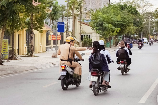 Lỗi phổ biến của các em học sinh là không đội mũ hiểm, điều khiển xe khi chưa đủ tuổi.