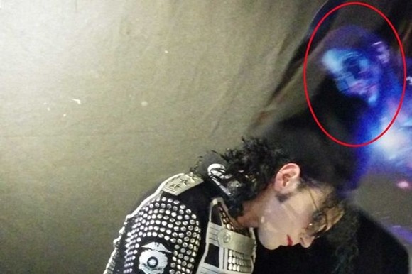 SHOCK: Michael Jackson's ghost appears next to the person playing his role? photo 1