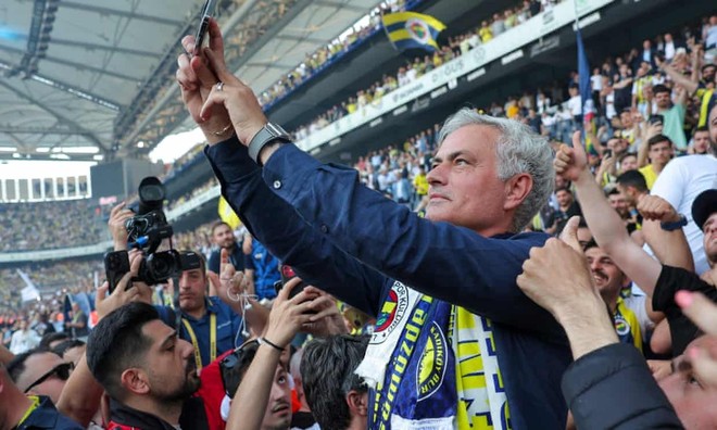 HLV Mourinho chính thức ra mắt Fenerbahce
