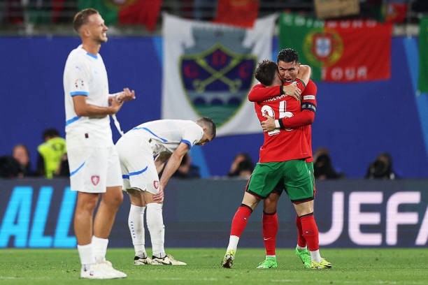 Ronaldo và đồng đội mừng chiến thắng trước CH Séc