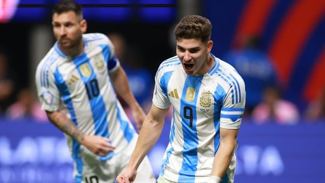 Messi (trái) tiếp tục ghi dấu ấn cùng Argentina