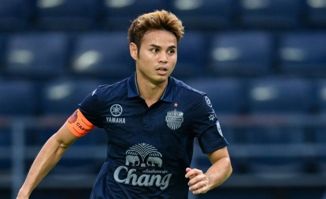 Hậu vệ Theerathon trong màu áo Buriram United