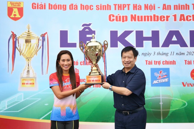 Ông Nguyễn Thanh Bình - Trưởng Ban Biên tập An ninh Thủ đô - Trưởng BTC giải nâng cúp vô địch tượng trưng cùng bà Vũ Phương Thanh - Đại sứ thương hiệu Tập đoàn Tân Hiệp Phát (Ảnh: Thuần Thư)