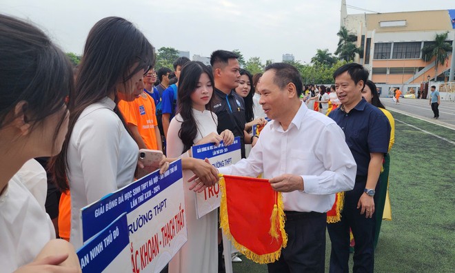 Thiếu tướng Trần Thanh Phong - Phó Cục trưởng Cục truyền thông CAND - Bộ Công an tặng cờ lưu niệm cho các đội tham dự giải