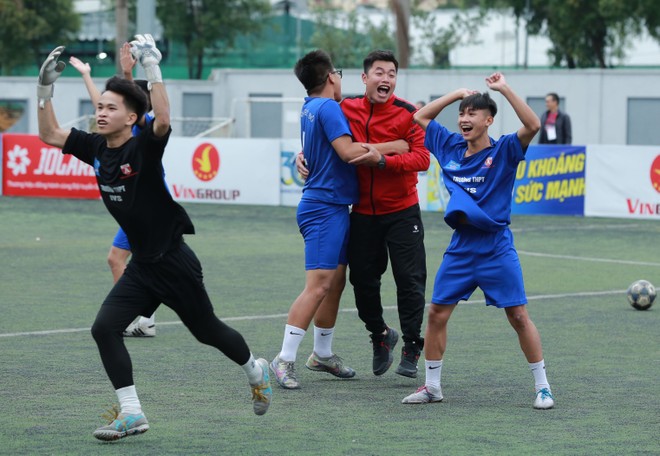 HLV Hà Văn Luyện và học trò ăn mừng tấm vé vào chung kết