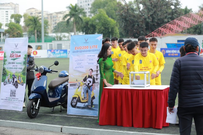 Các cầu thủ được tự chọn phong bì có chứa lá thăm...