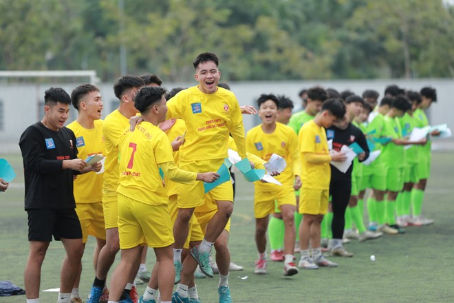 Bình Minh vỡ òa khi trong tay là lá thăm trúng thưởng...
