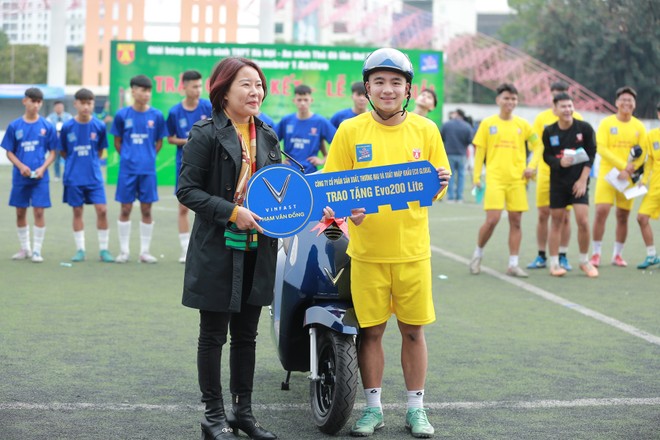 Bà Võ Minh Nguyệt - Giám đốc khối Truyền thông Việt Nam - Tập đoàn Vingroup trao thưởng cho cầu thủ may mắn nhất Nguyễn Bình Minh