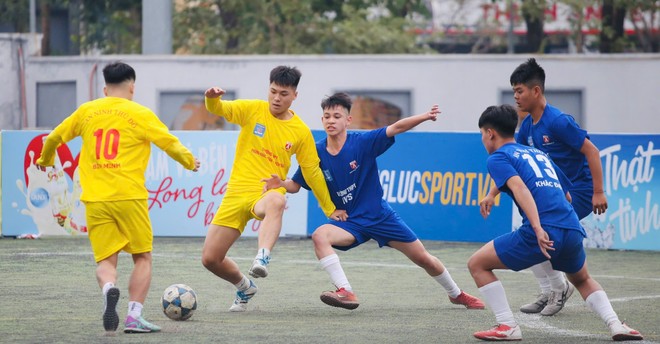 THPT Phùng Khắc Khoan (vàng) và THPT IVS đấu trí căng thẳng (Ảnh: Thuần Thư)