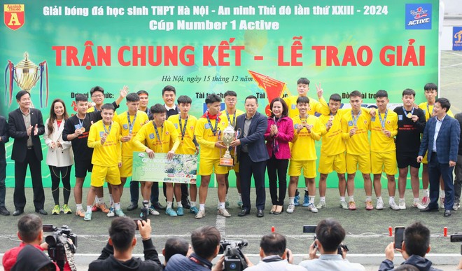 Đại tá Phạm Thanh Hùng - Phó Bí thư Đảng ủy - Phó Giám đốc CATP Hà Nội trao cúp cho nhà vô địch