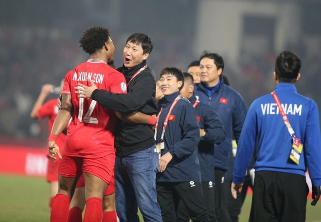 Xuân Son chia vui cùng HLV Kim Sang-sik và BHL tuyển Việt Nam