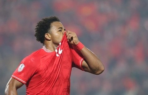 Xuân Son hôn lên lá cờ Việt Nam trên ngực áo sau khi ghi bàn