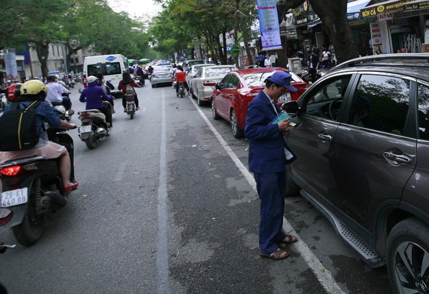 Trông giữ phương tiện trên phố Lý Thường Kiệt, Hoàn Kiếm