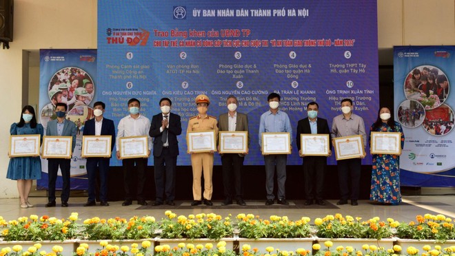 Trao bằng khen của UBND TP cho các tập thể, cá nhân có đóng gióp tích cực cho Chương trình truyền thông "Vì An toàn giao thông Thủ đô - năm 2021” Trao bằng khen của UBND TP cho các tập thể, cá nhân có đóng gióp tích cực cho Chương trình truyền thông "Vì An toàn giao thông Thủ đô - năm 2021”