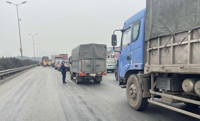 Lực lượng thanh tra GTVT Hà Nội phân luồng, điều tiết phương tiện trong dịp nghỉ lễ 30/4