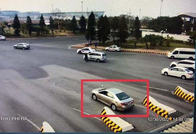 Chiếc taxi "dù" thu 1 triệu đồng/cuốc xe từ nhà ga T2 sang nhà ga T1 sân bay Nội Bài đã bị tóm gọn qua truy xuất camera Chiếc taxi "dù" thu 1 triệu đồng/cuốc xe từ nhà ga T2 sang nhà ga T1 sân bay Nội Bài đã bị tóm gọn qua truy xuất camera