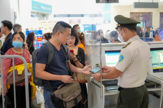 Hành khách sử dụng tài khoản VNeID làm thủ tục lên máy bay tại sân bay quốc tế Nội Bài