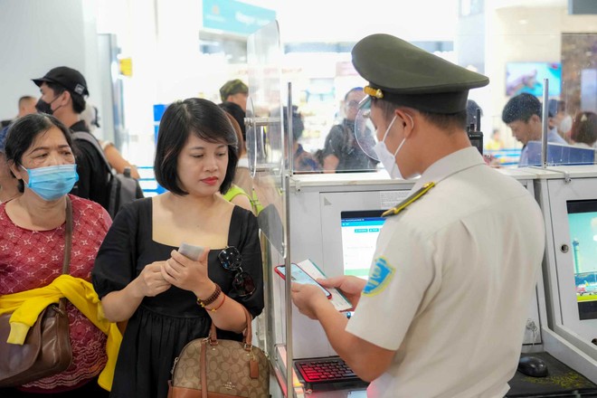 Hành khách nên chủ động mở sẵn tài khoản VNeID khi làm thủ tục lên tàu bay