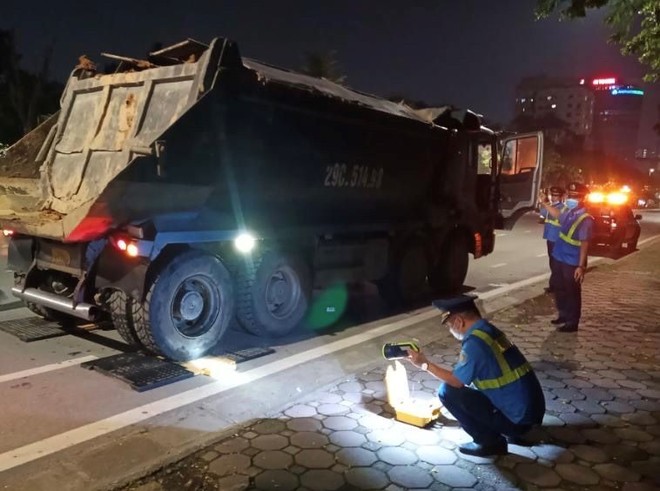 Lực lượng chức năng cân, đo tải trọng xe tải chở hàng hóa (ảnh minh họa)