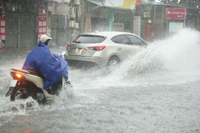Nhiều nơi trên địa bàn Hà Nội hứng đợt mưa giông lớn