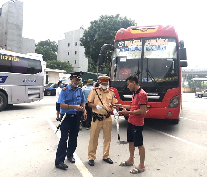 Lực lượng chức năng kiểm tra xe khách Lực lượng chức năng kiểm tra xe khách