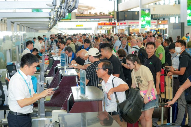 Giá vé máy bay tăng nhẹ những ngày cao điểm Tết Ất Tị