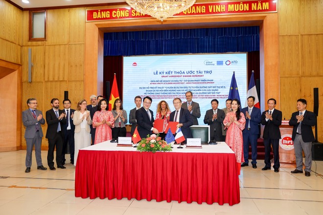 Đại diện các bên tham gia Lễ ký kết tài trợ dự án metro số 3, đoạn Ga Hà Nội- Hoàng Mai