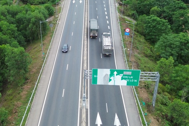 Biển báo trên cao tốc Đà Nẵng- Quảng Ngãi bị bong tróc