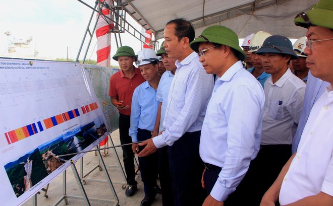 Bộ trưởng Bộ GTVT kiểm tra dự án cao tốc Bùng- Vạn Ninh