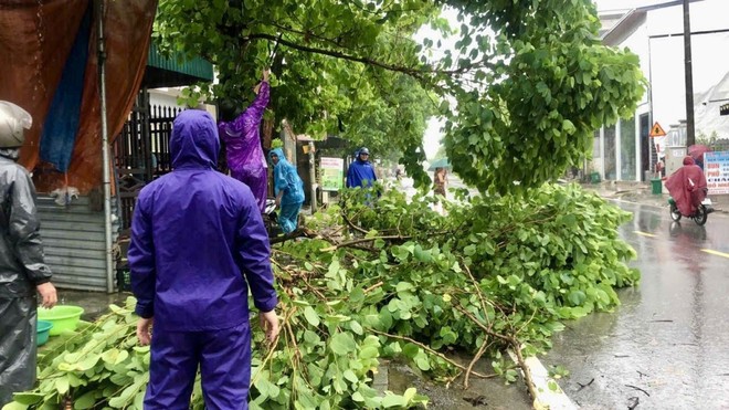 Bão số 2 đổ bộ vào Quảng Ninh và đã suy yếu thành áp thấp nhiệt đới, gây mưa cho Bắc bộ hết ngày mai