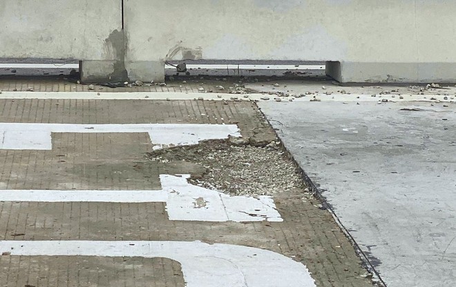 Một vị trí mặt đường cao tốc Diễn Châu- Bãi Vọt bị bong bật Một vị trí mặt đường cao tốc Diễn Châu- Bãi Vọt bị bong bật